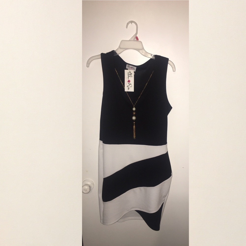 Juniors dress black and white  size xl